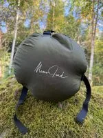 Compression sack standing on moss, white Momo Jord logo