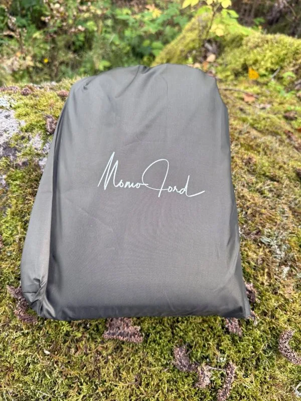 The winter tarp stuff sack with the Momo Jord logo